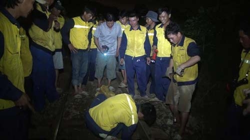 tau-trat-banh-duong-sat-bac-nam-te-liet-gan-12-gio