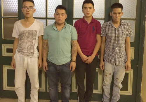 Bốn “quái xế” tại trụ sở công an.