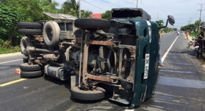 Bia lênh láng trên quốc lộ 50 do xe tải lật