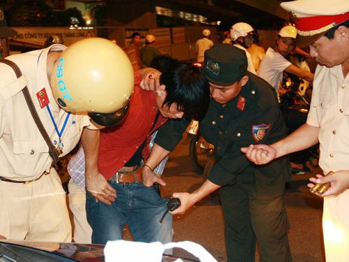 Khống chế trường hợp chống đối lực lượng 141 thi h