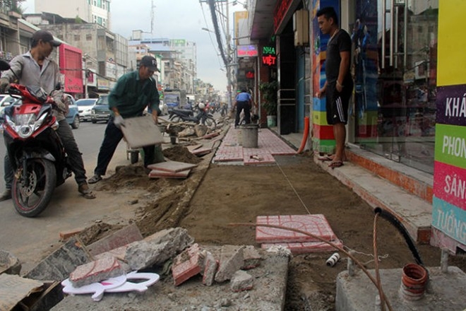 Công nhân lót vỉa hè trên công trình ngầm hóa tại 