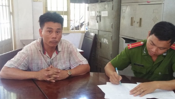 Tài xế Toàn đang khai báo vụ việc tại Công an P.Tâ