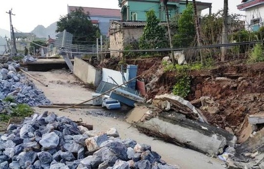 Hàng chục mét đường sụp lở sau tiếng đo