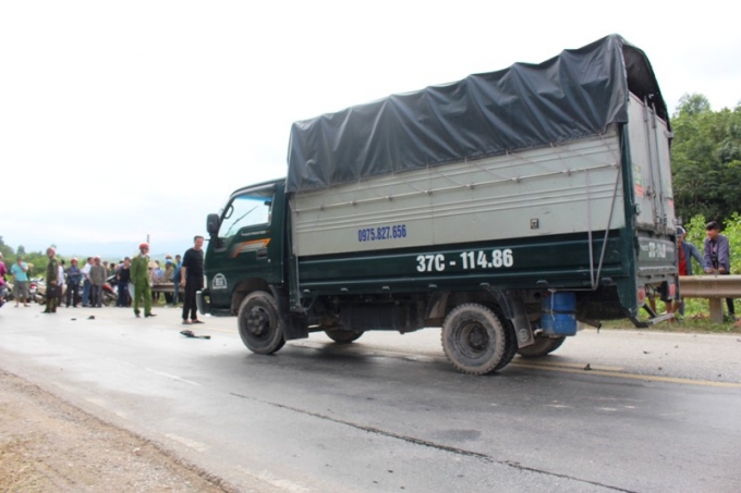 Xe máy đấu đầu ô tô, 2 phụ nữ chết tha