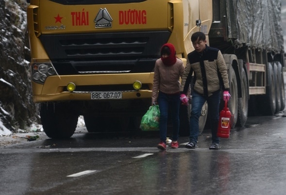 11 Đường đèo Ô Quy Hồ tê liệt, tài xế