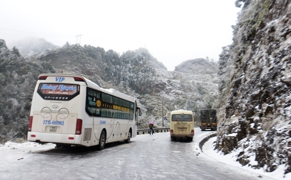 2 Đường đèo Ô Quy Hồ tê liệt, tài xế 