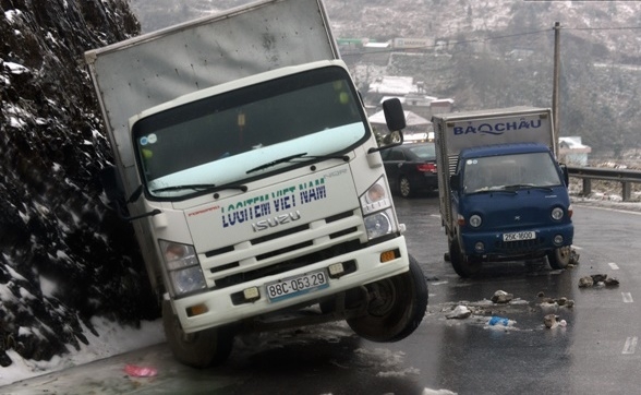 3 Đường đèo Ô Quy Hồ tê liệt, tài xế 