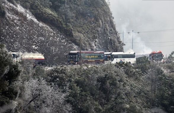 4 Đường đèo Ô Quy Hồ tê liệt, tài xế 