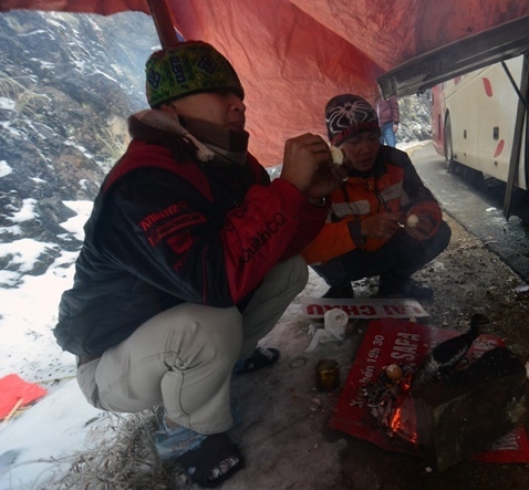 7 Đường đèo Ô Quy Hồ tê liệt, tài xế 