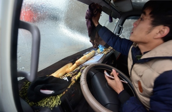 8 Đường đèo Ô Quy Hồ tê liệt, tài xế 