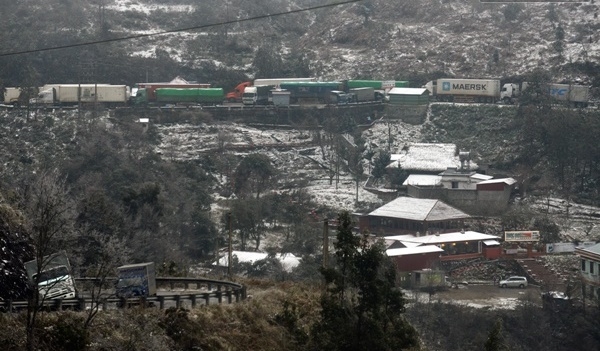 Đường đèo Ô Quy Hồ tê liệt, tài xế đo