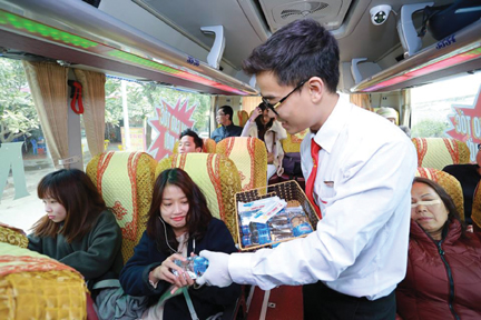 Hàng loạt doanh nghiệp vận tải hành khách đổi mới phương tiện, nâng cao chất lượng phục vụ hành khách. Trong ảnh: Xe khách Hoàng Long đang đổi mới phương tiện và chất lượng dịch vụ.