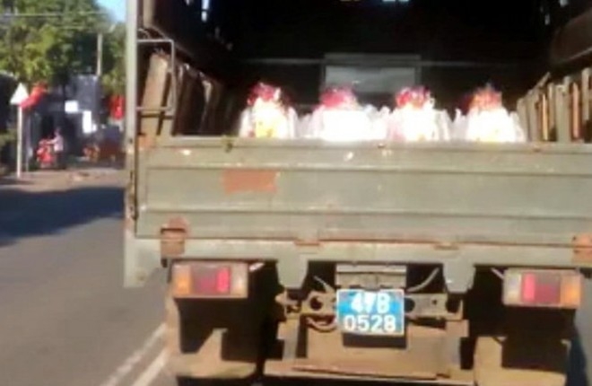 Xe của Trại giam Đắk Trung chở quà tết la