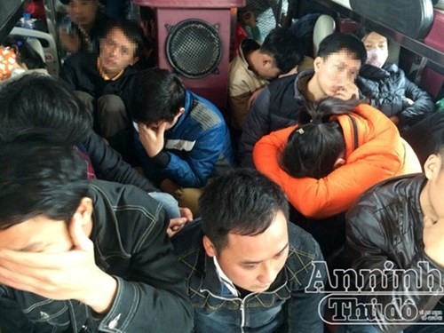 Hà Nội- Phát hiện xe khách 45 chỗ nhồi 