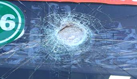 Lắp đặt hàng rào chống ném đá trên đưo