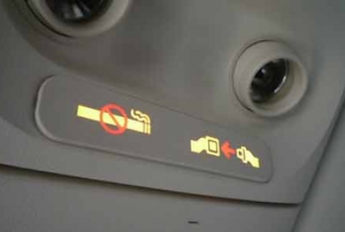 Hành khách hút thuốc trên máy bay bị phạt