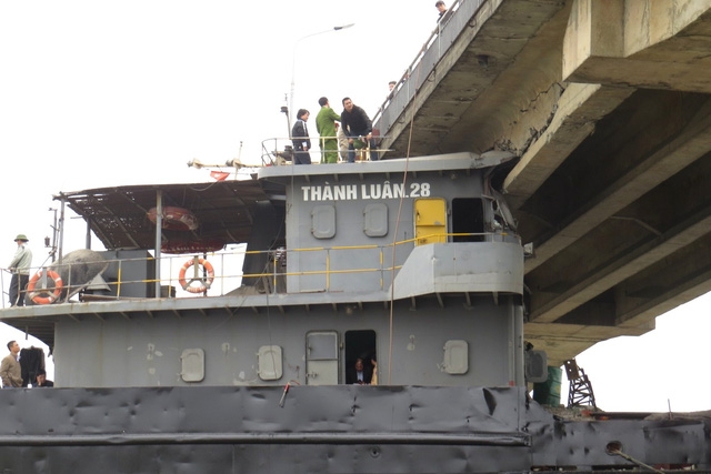 Cắt nóc cabin để giải phóng tàu mắc kẹt