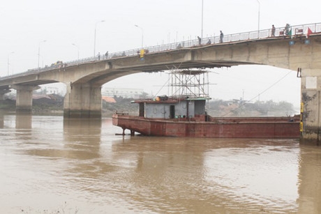 Đã đưa được tàu vỏ sắt 3.000 tấn ra kho