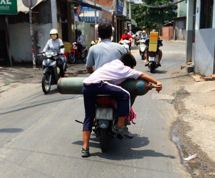 2 Phát hoảng với clip cậu bé ôm bình oxy, sau xe m