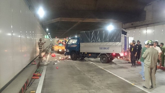 Xe tải húc 5 người thương vong trong hầm 