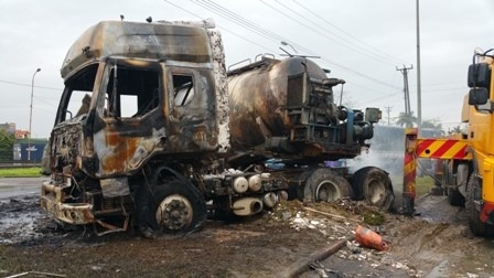 Xe bồn va chạm xe container, cả hai bốc chá