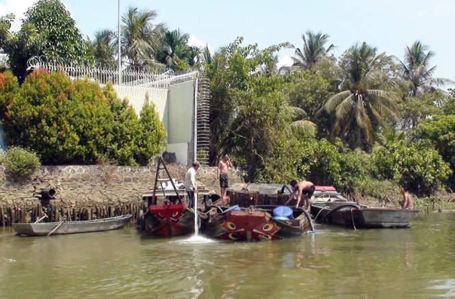 ​Bị vây ráp, cát tặc nhấn chìm ghe rồi bỏ 