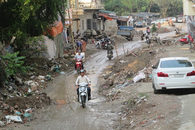 Dân khốn khổ vì đoạn đường 500m làm hơ