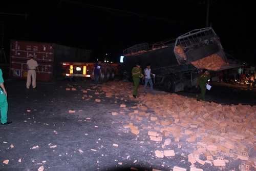 Xe chở gạch đụng độ container, tài xế chết thảm tr