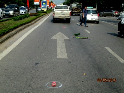 Sang đường đi ăn sáng, bé lớp 2 bị ô tô