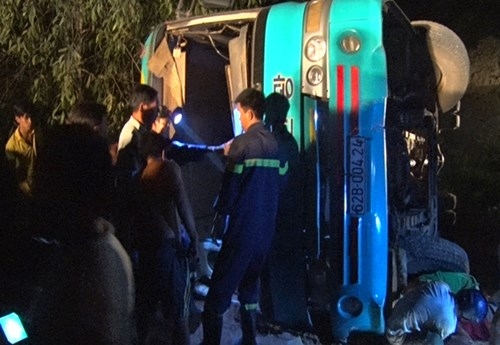 Lật xe chở công nhân, 19 người thương v