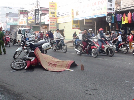 Xe chở học sinh cán chết người, học sinh