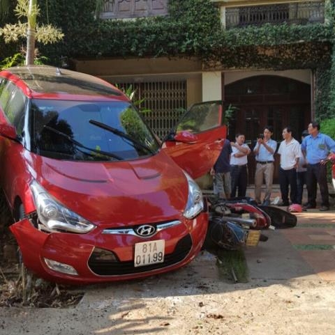 Xe phó giám đốc bệnh viện tông công an n