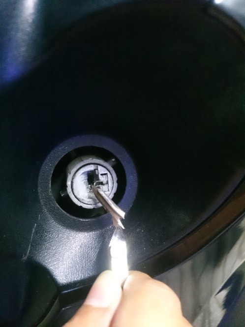 Giả vờ mua kẹo cao su để bẻ khóa SH