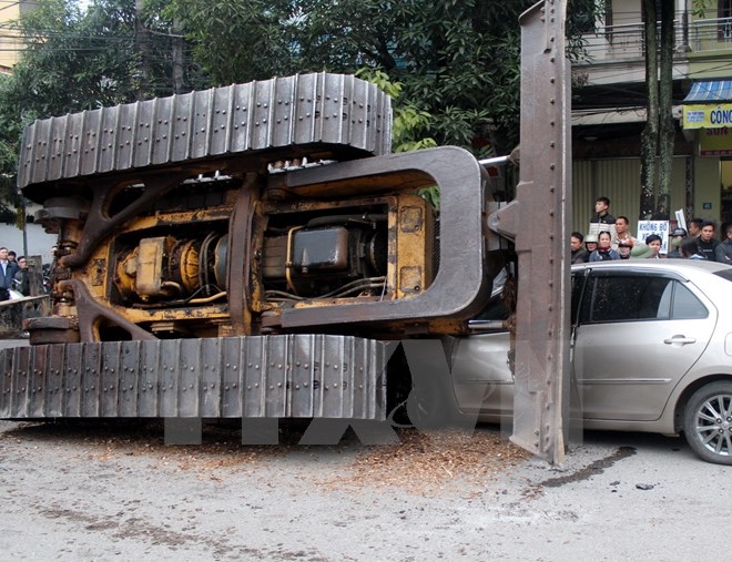 Lật xe máy xúc, 7 người thương vong