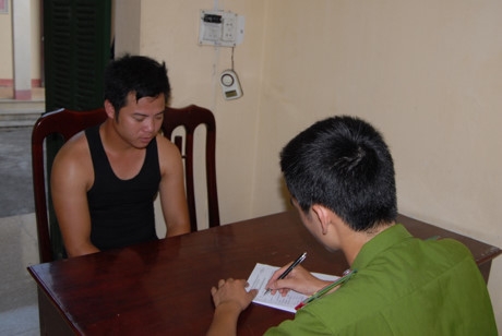 Hiếp dâm nữ sinh giữa đêm vắng, rồi lịch sự cho ti