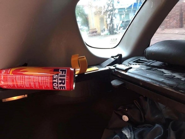 Bình cứu hỏa mini phát nổ trong ô tô giư