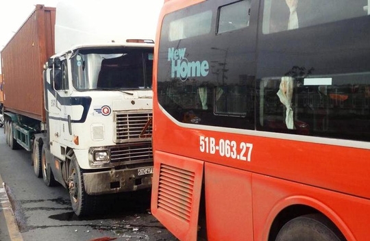 Xe Phương Trang va chạm liên hoàn với conta