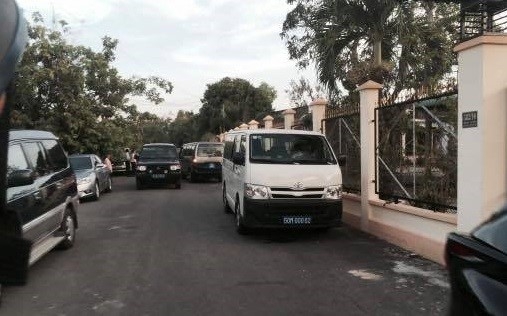 Chủ tịch TP.HCM yêu cầu làm rõ vụ xe công đi ăn ti