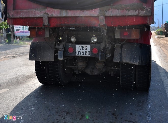 2 Dân khốn khổ vì xe công trình gây ô nh