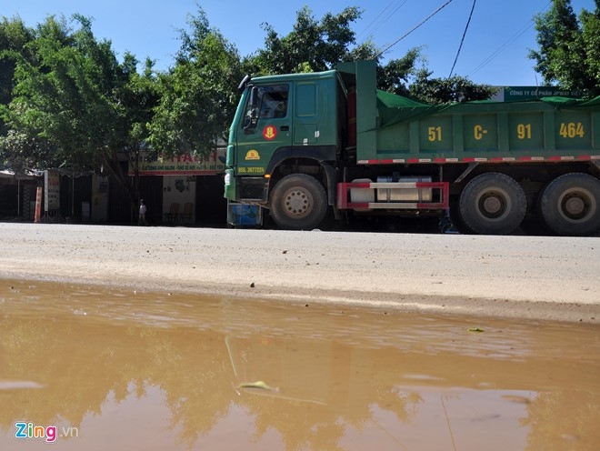 4 Dân khốn khổ vì xe công trình gây ô nh