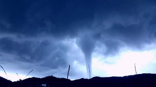 Thấy vòi rồng thì chạy luôn, đừng đứng