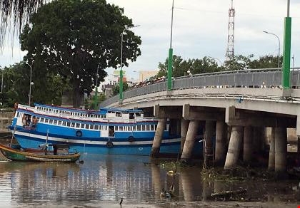 Vừa thoát gầm cầu Lê Hồng Phong, con tà