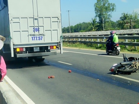 Thiếu nữ bị xe tải cán nát chân