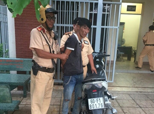 2 CSGT dầm mưa, truy đuổi hơn 100km bắt te