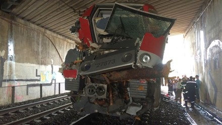 Tàu hỏa nát đầu vì đâm vào cây, 60 ngươ