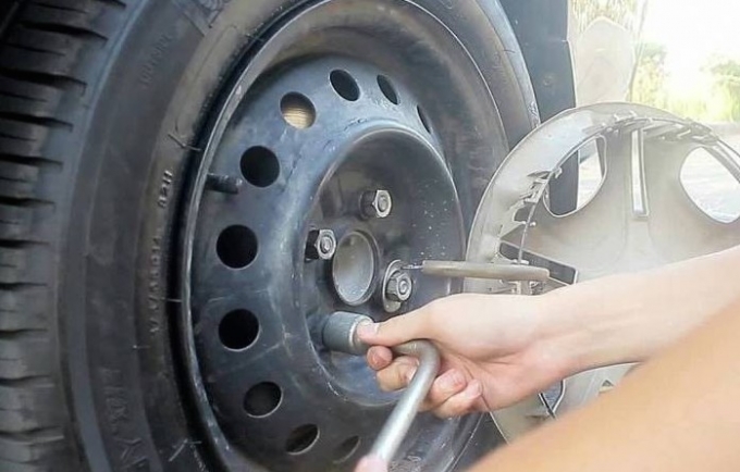 Bánh xe tải phát nổ, người tử vong, ngư