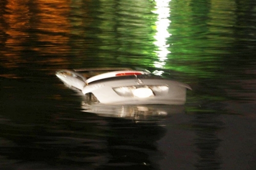 Giải cứu ‘mãnh hổ’ Mercedes ML350 lao xuốn