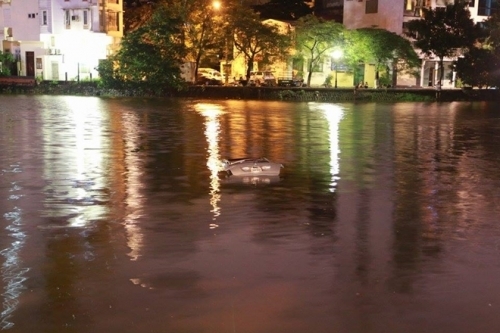 Giải cứu ‘mãnh hổ’ Mercedes ML350 lao xuốn