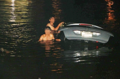 Giải cứu ‘mãnh hổ’ Mercedes ML350 lao xuốn