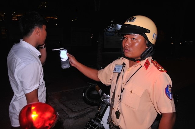2 ‘Bợm nhậu’ không chịu đo nồng độ cồn